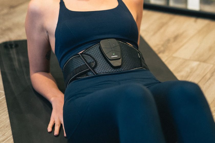 compex-belt-corebelt-3-woman-zoom-secure-900×600